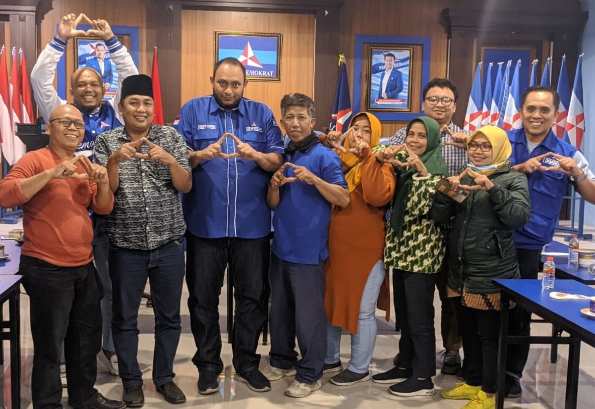 Sekretaris DPD Partai Demokrat Jatim Reno Zulkarnaen bersama enam ketua PAC  Surabaya yang mundur dari pengurus. (Foto:  Anang for jatimnow.com)