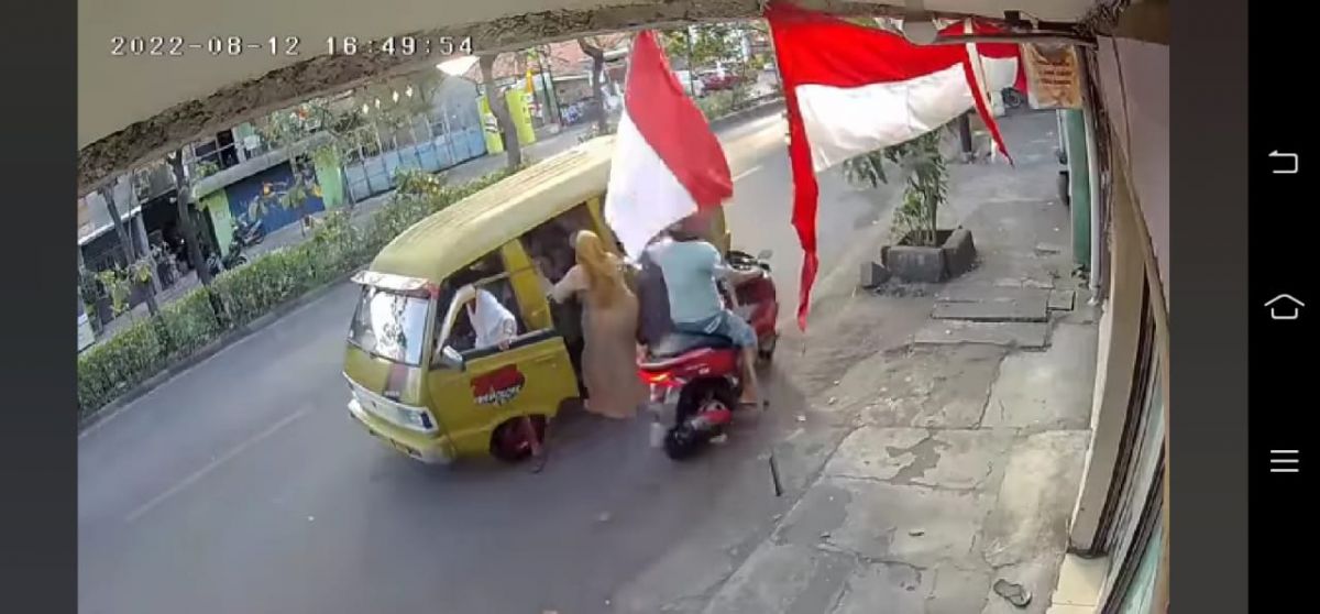 Perampasan kalung emas Rp30 juta milik wanita saat hendak naik angkot di Sidotopo Lor, Surabaya. (Foto: Tangkapan layar/jatimnow.com)