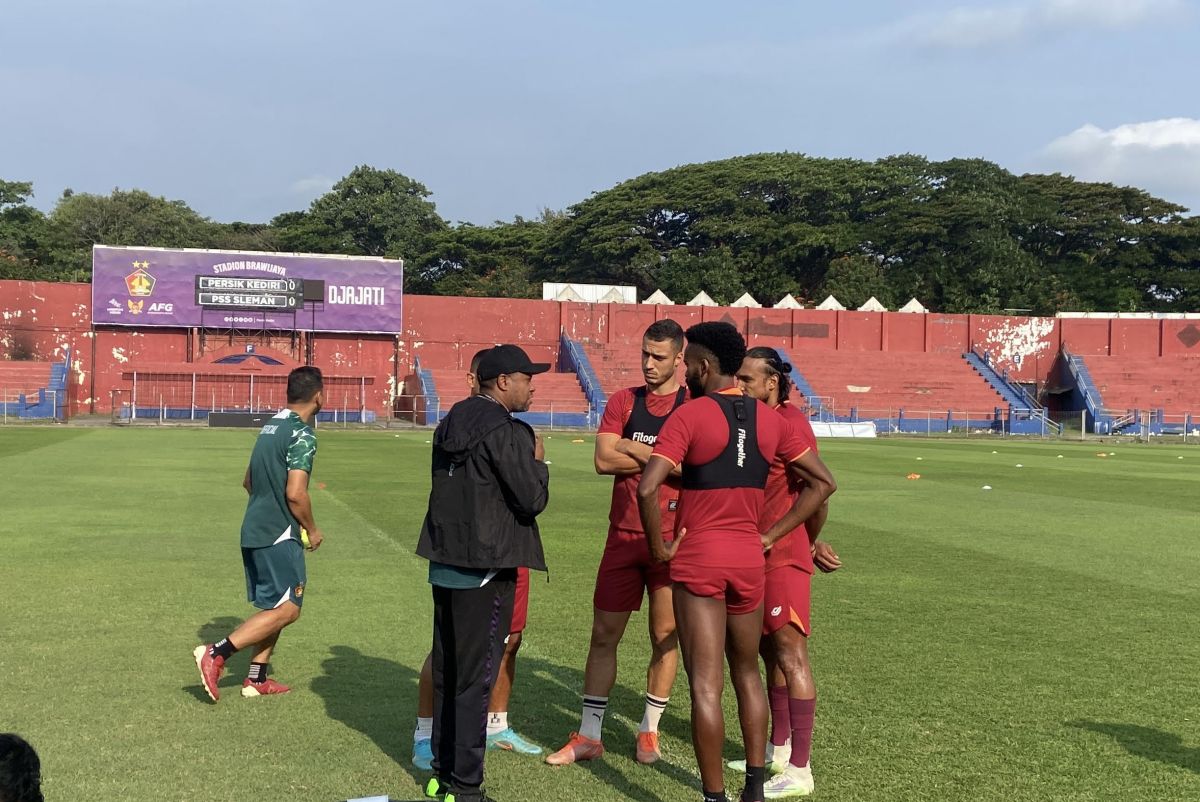 Pelatih Persik Kediri Divaldo Alves berbincang dengan pemain asing Persik Kediri. (Foto: Yanuar Dedy/jatimnow.com)