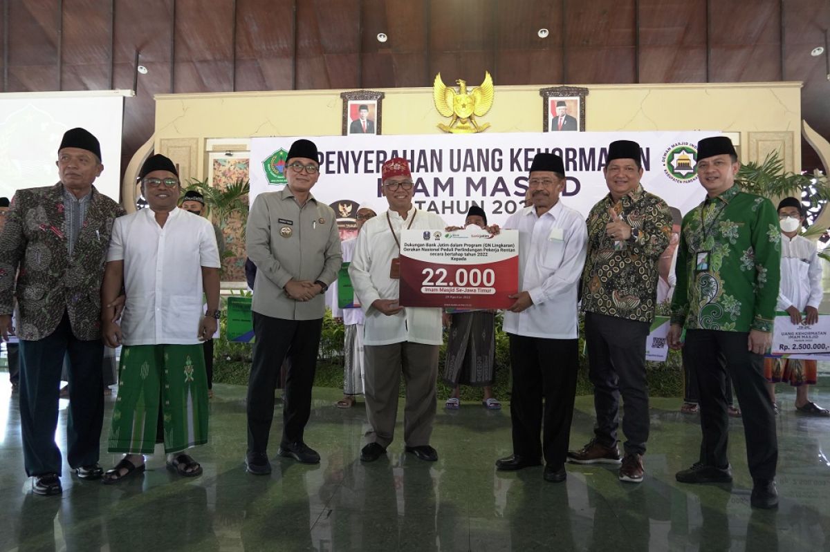 Penyerahan bantuan kepada imam masjdi di Sumenep. (Foto: Bank jatim for jatimnow.com)