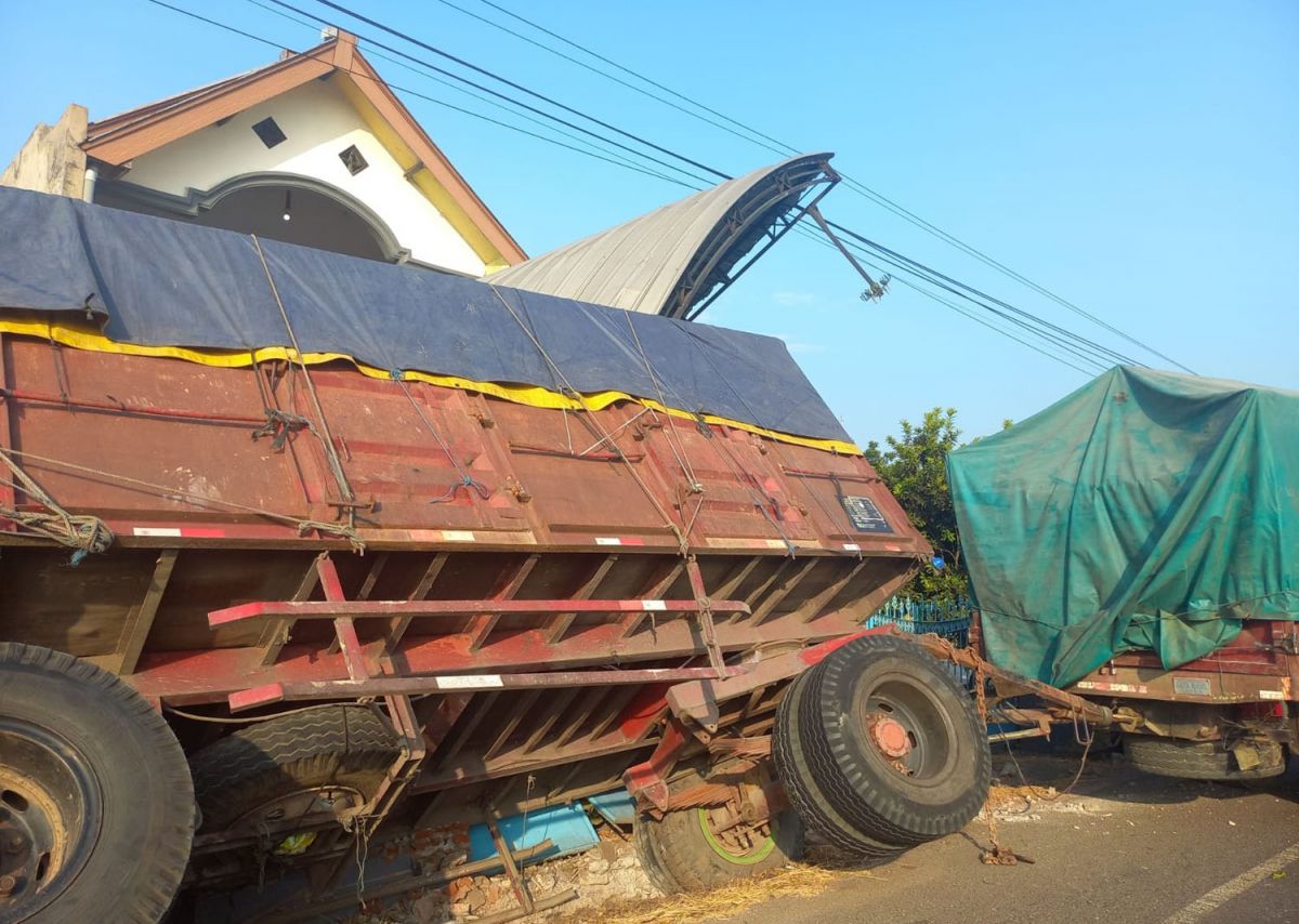 Ekor truk gandeng nungging timpa rumah warga di Jombang (Foto-foto: Elok Aprianto/jatimnow.com)