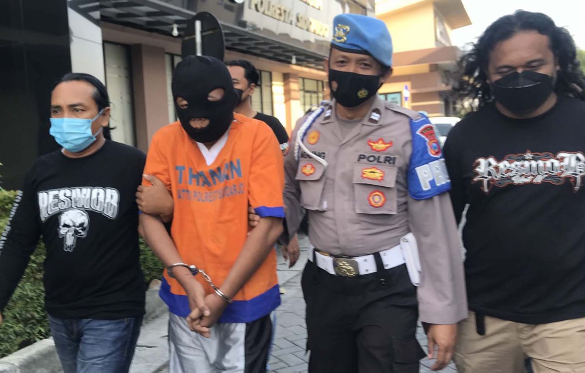 Jo, orang yang disuruh oleh E untuk menembak juragan rongsokan di Sidoarjo saat diamankan polisi (Foto: Dok. Zainul Fajar/jatimnow.co)