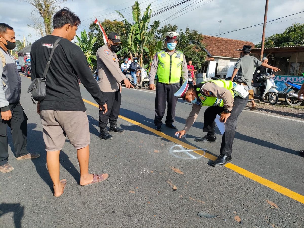 Akibat Pecah Ban, Isuzu Elf di Banyuwangi Tabrak Pemotor Hingga Tewas