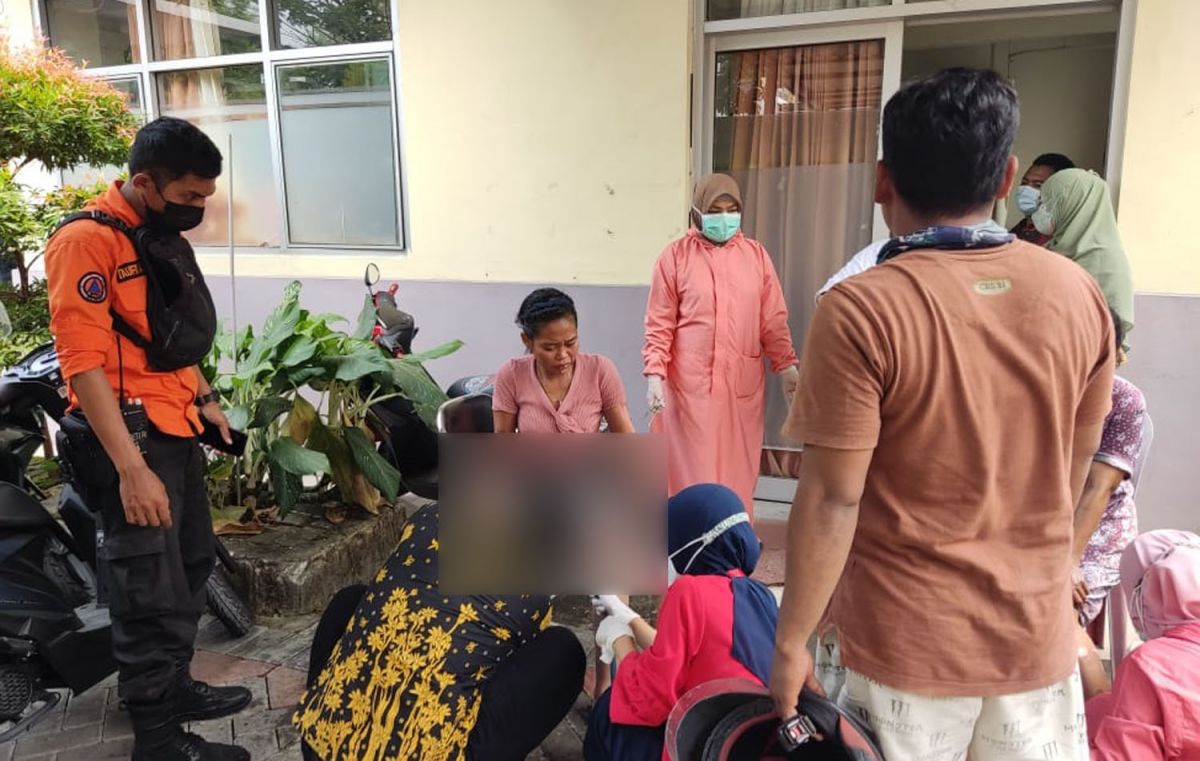 Petugas memberikan pertolongan pada penghuni kos yang mengalami luka bakar akibat elpiji bocor (Foto: Command Center Surabaya 112)