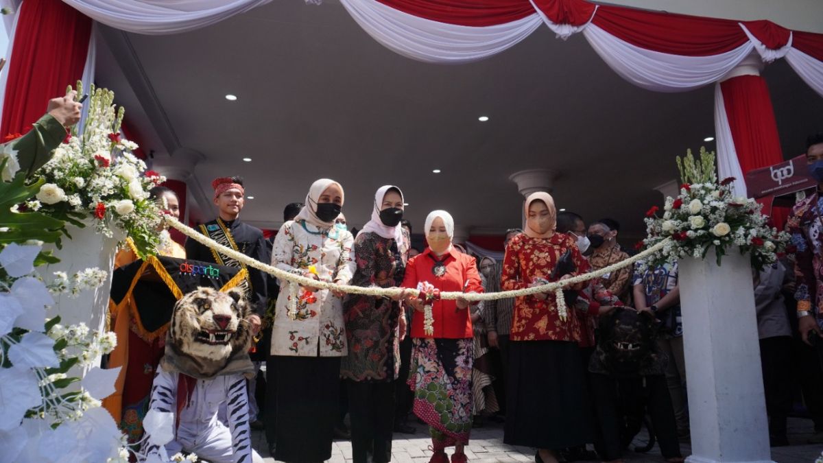 Wali Kota Batu Dewanti Rumpoko, memimpin potong pita pembukaan Expo Pariwisata dan Ekonomi Kreatif Nusantara. (Foto: Disparta Kota Batu/jatimnow.com)