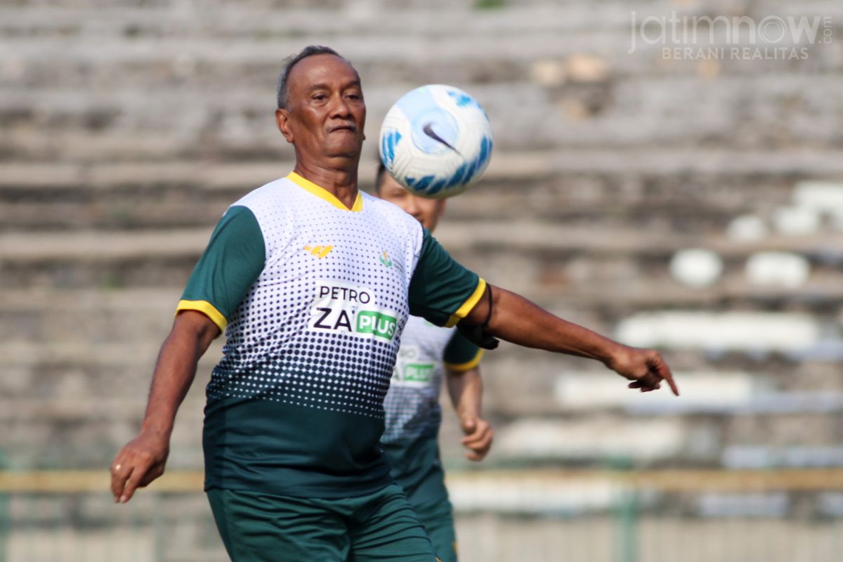 Legenda sepak bola nasional, Ferril Raymond Hattu, Kapten Timnas dalam SEA Games 1991 yang sukses meraih medali emas. (Foto-foto: Sahlul Fahmi/jatimnow.com)