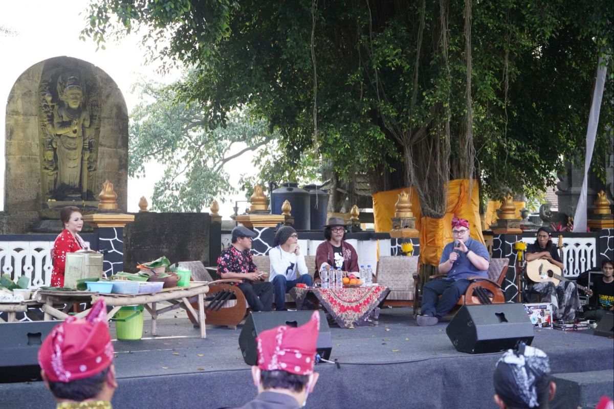 Mas Dhito bersama para tokoh budayawan, saat FGD di Sendang Tirto Kamandanu. (Foto: Humas Pemkab Kediri/jatimnow.com)