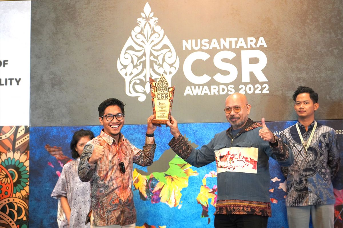 Chairman The La Tofi School of CSR, La Tofi (dua dari kanan), menyerahkan Penghargaan Nusantara CSR Awards 2022 kepada Hendra, Departemen Komunikasi dan Hukum PT Semen Gresik di Hotel Indonesia Kempinski, Jakarta pada Jumat (26/8/2022) - (Foto-foto: SIG)
