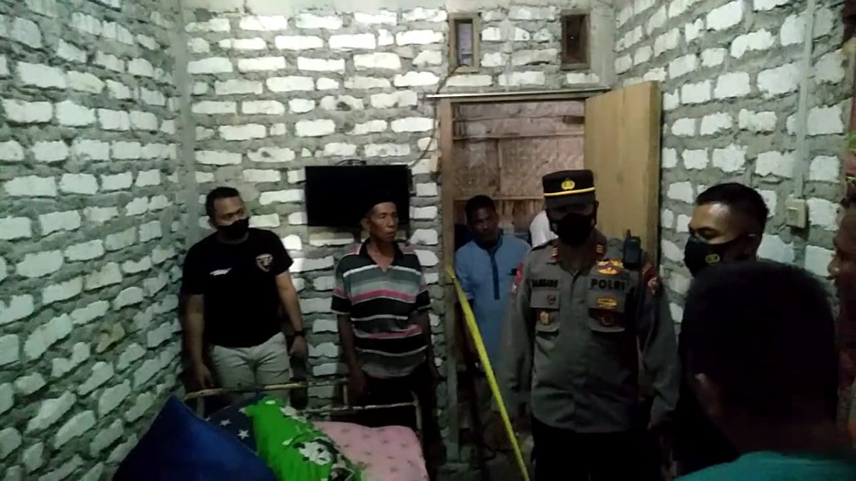 Polisi melakukan pemeriksaan di lokasi pemuda gantung diri di Dusun Asem Manis Dua, Desa Larangan Tokol, Kecamatan Tlanakan, Pamekasan, Rabu (24/08/2022).(Foto: Polsek Tlanakan for jatimnow.com)