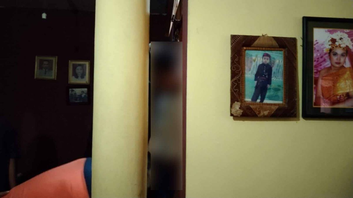 Korban saat ditemukan tewas gantung diri di pintu kamar rumahnya. (Foto: Setiawan for jatimnow.com)