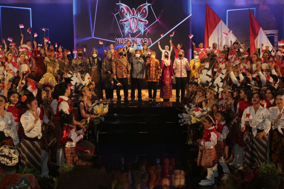 Kapolda Jatim, Irjen Pol Nico Afinta bersama Gubernur Jatim, Khofifah Indar Parawangsa dan pengisi acara saat Gebyar Nusantara Gemilang Jawa Timur 2022 di Grand City Mal Surabaya. (Foto-foto: Zain Ahmad/jatimnow.com)