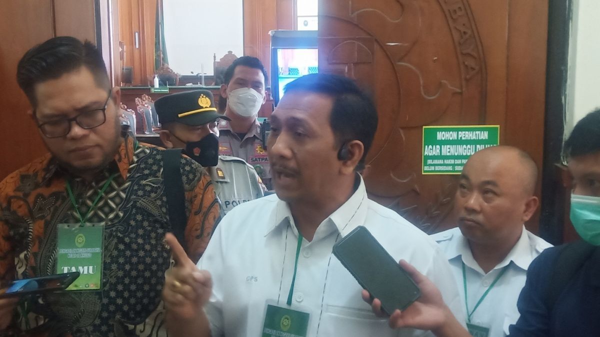 I Gede Pasek Suardika saat memberikan keterangan kepada awak media di PN Surabaya.(Foto: Zain Ahmad/jatimnow.com)