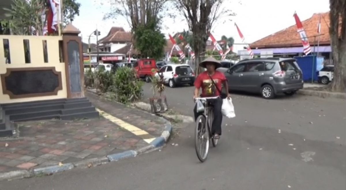 Jumantoro nggowes 10 Km ke DPRD Jember. (Foto: Dwi Kuntarto Aji)