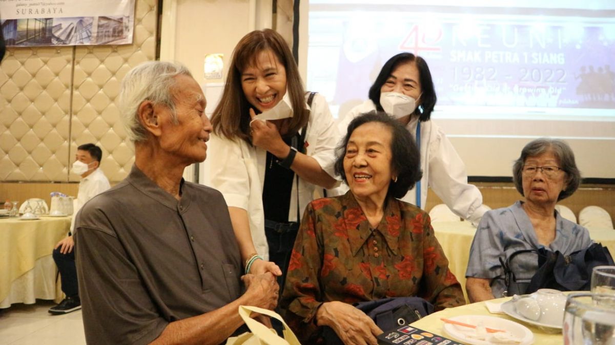 Momen Adi Sutrisno (kiri) guru olahraga sekaligus guru tertua, saat berjumpa dengan alumni SMAK Petra 1 Siang. (Foto-foto: Fajar Mujianto/jatimnow.com)