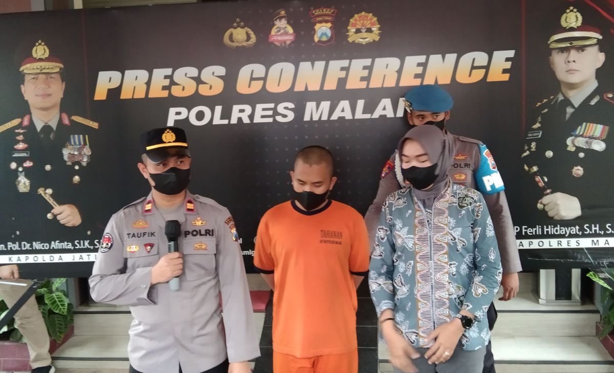 Guru taekwondo yang lecehkan muridnya saat diamankan di Mapolres Malang (Foto: Rizal Adhi Pratama/jatimnow.com)