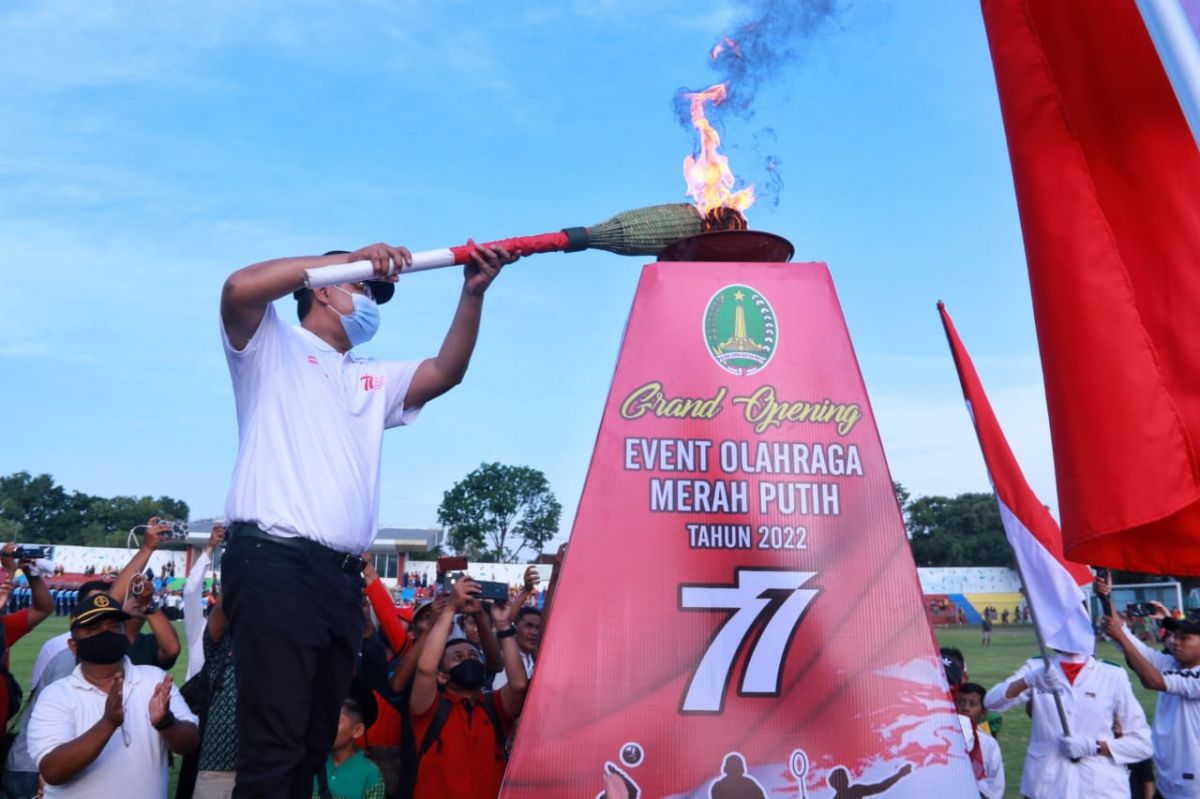 Gus Ipul menyalakan obor ke tungku api, untuk menandai pembukaan gelaran event Olahraga Merah Putih. (Foto: Moch. Rois/jatumnow.com)