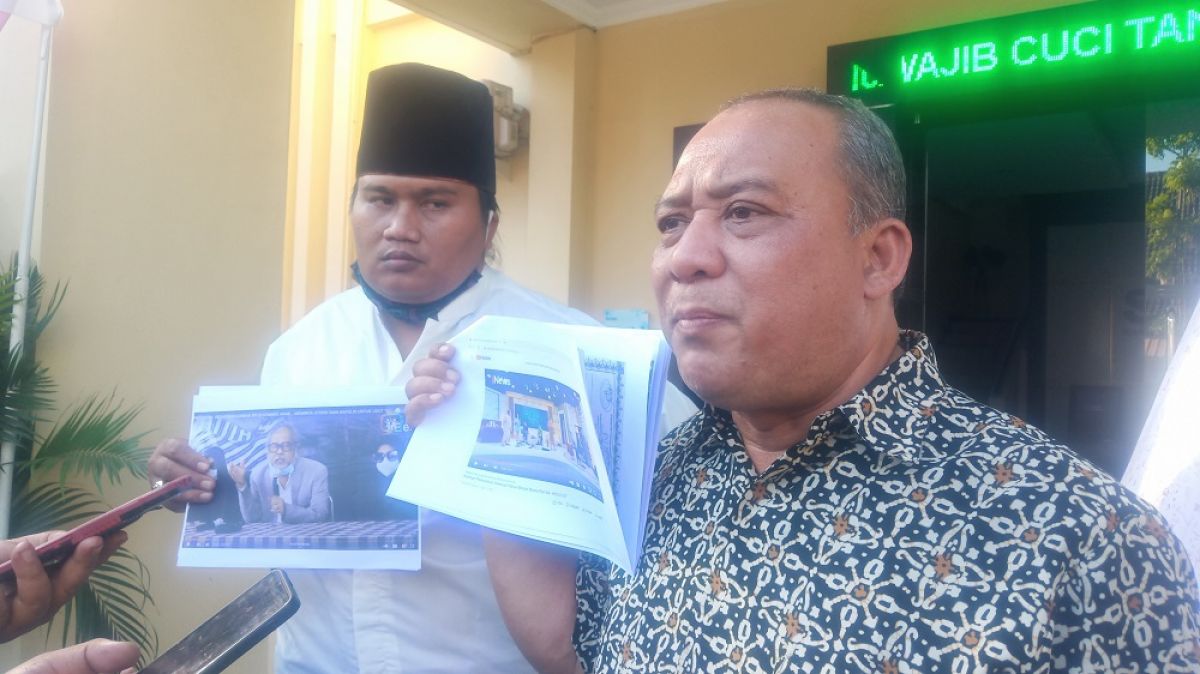 Wakil Ketua Pergerakan Penganut Khitthah Nahdliyyah, Tjetjep Muhammad Yasen atau Gus Yasin (tengah), bersama Komite Anti Penista Agama (Kopenima), saat mengadu ke Polda Jatim. (Foto: Zain Ahmad/jatimnow.com).