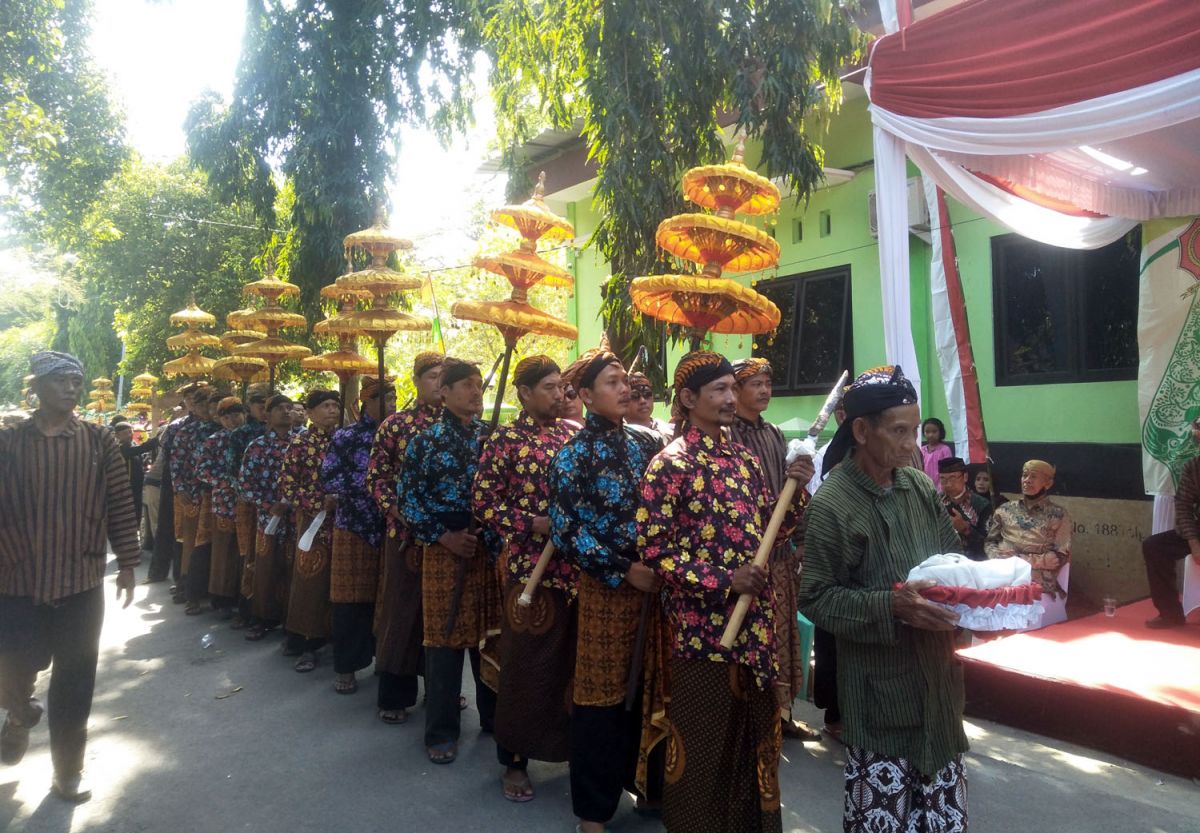 Kirab Pusaka Ki Andong Sari di Bojonegoro (Foto-foto: Misbahul Munir/jatimnow.com)