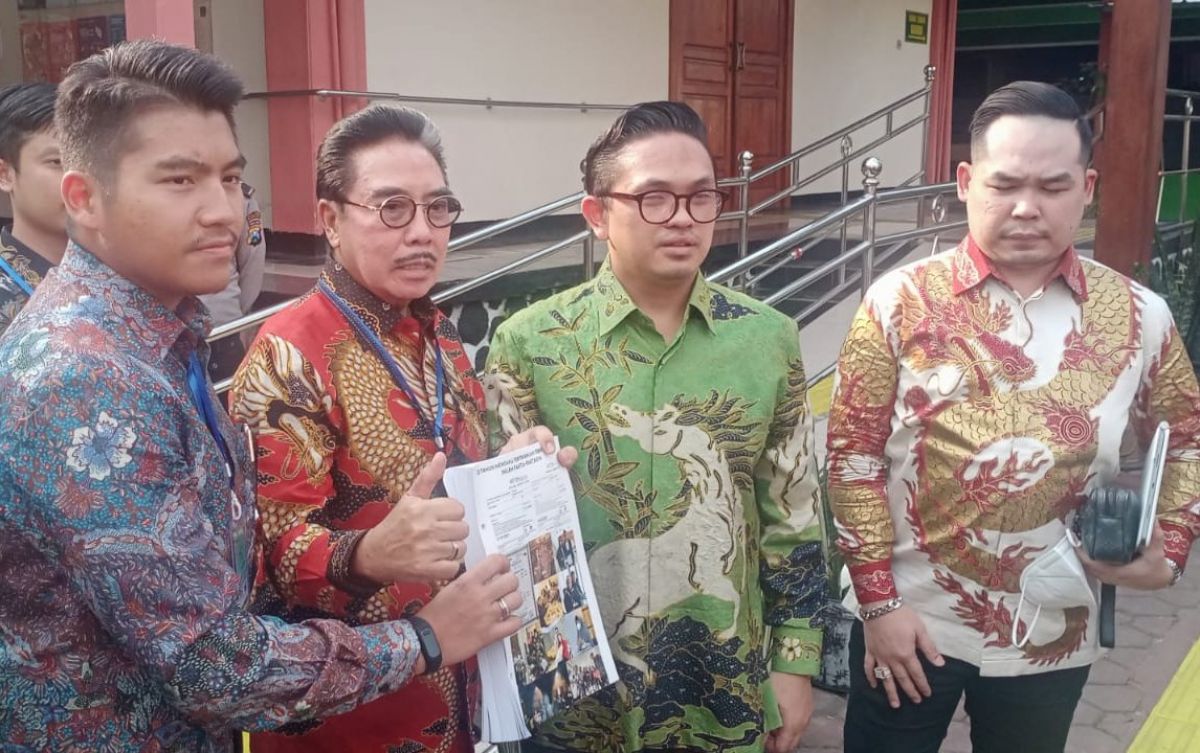 Tim penasihat hukum Julianto Eka Putra saat di PN Malang. (Foto: Galih Rakasiwi/jatimnow.com)