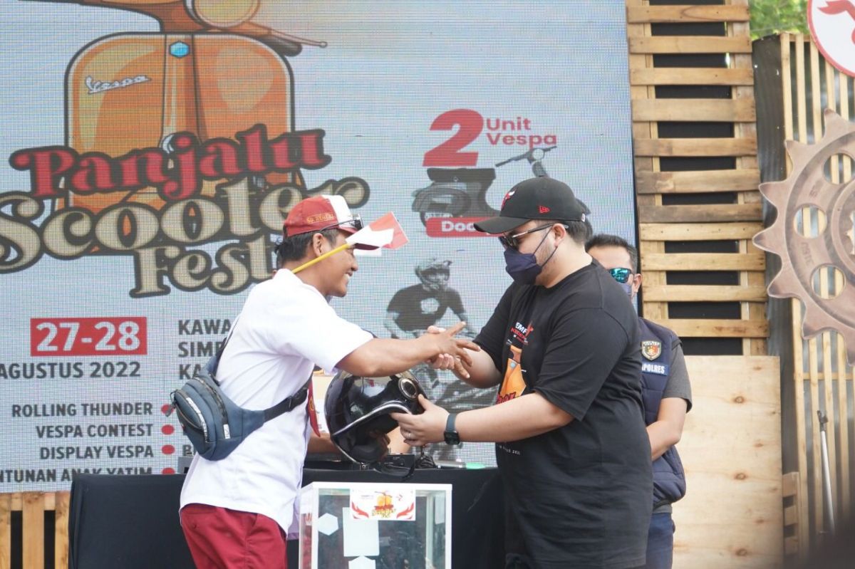Mas Dhito memberikan helm untuk Bla Blue di Panjalu Scooter Fest (Foto: Humas Pemkab Kediri/jatimnow.com)