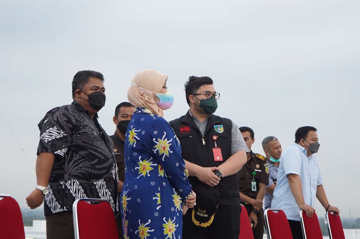 Mas Dhito saat menemani Kajati Jatim naik ke Monumen SLG (Foto: Humas Pemkab Kediri/jatimnow.com)