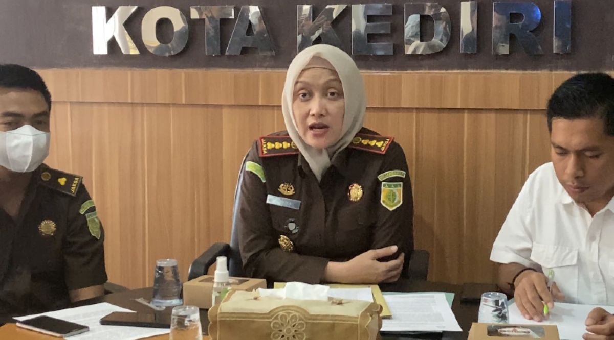 Kepala Kejaksaan Negeri Kota Kediri, Novika Muzairah Rauf (tengah) saat memberikan keterangan pers (Foto: Yanuar Dedy/jatimnow.com)