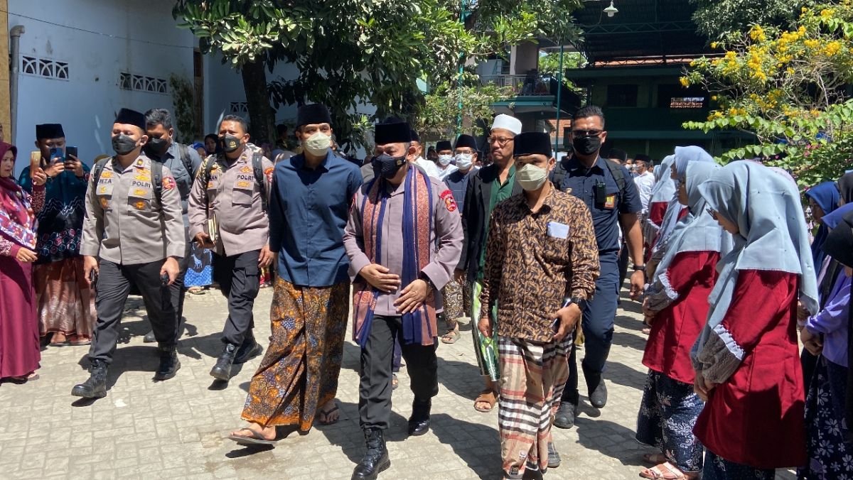 Kapolri Jenderal Listyo Sigit Prabowo saat mengunjungi Pondok Pesantren Al Falah Ploso. (Foto: Yanuar Dedy/Jatimnow.com)