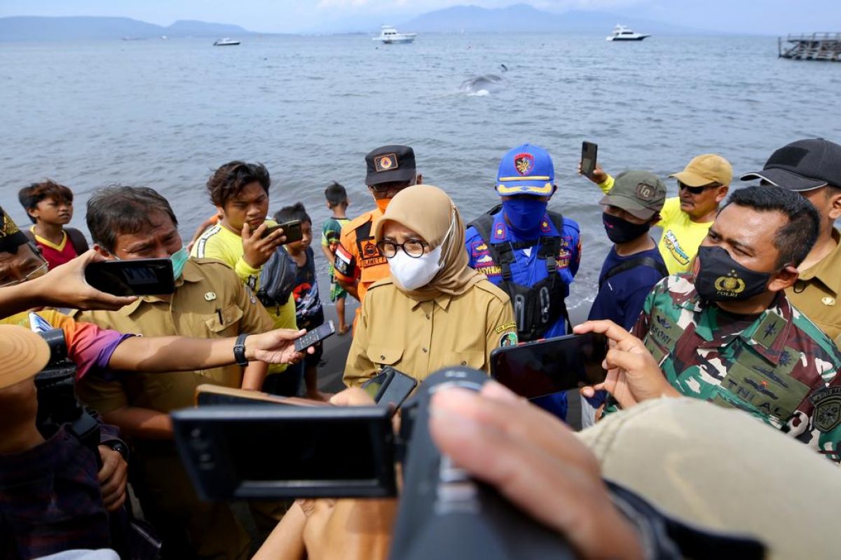 Bupati Banyuwangi Ipuk Fiestiandani saat berada di Pantai Bulusan Banyuwangi. (Foto: Humas Pemkab Banyuwangi)