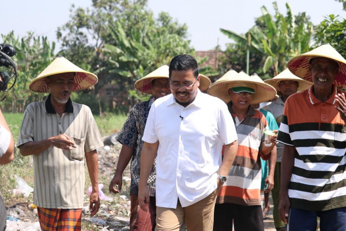 Momentum Ketua Gerindra Jatim Anwar Sadad bersama petani di Pasuruan (Foto: Dok jatimnow.com)