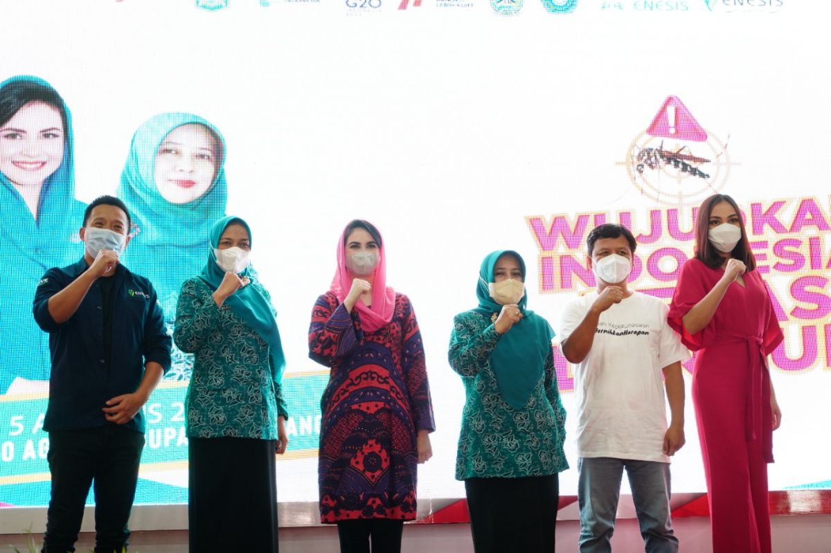 Edukasi 3M plus yang dilakukan kepada masyarakat dihadiri pula oleh Ketua Tim Penggerak PKK Provinsi Jawa Timur Arumi Bachsin. (Foto: Elkana for Jatimnow.com)