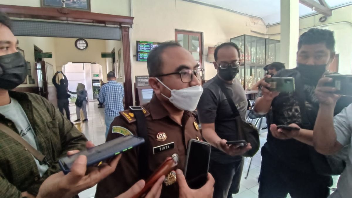 Tirta, Koordinator Bidang Pidum Kejaksaan Tinggi Jawa Timur saat memberikan keterangan kepada awak media usai sidang kasus Mas Bechi di PN Surabaya. (Foto: Zain Ahmad/jatimnow.com)