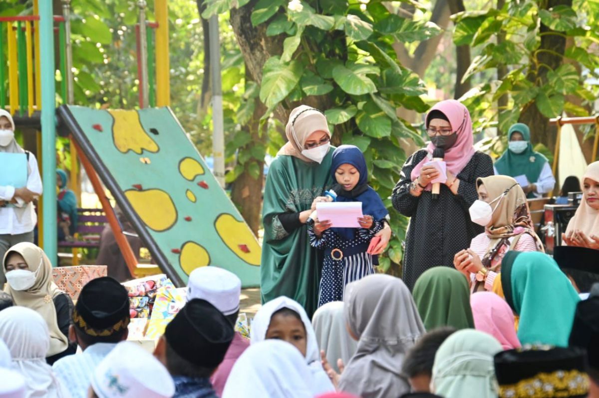 Ratusan anak yatim piatu bersama Fatma Saifullah Yusuf. (Foto-foto: Pemkot Pasuruan)