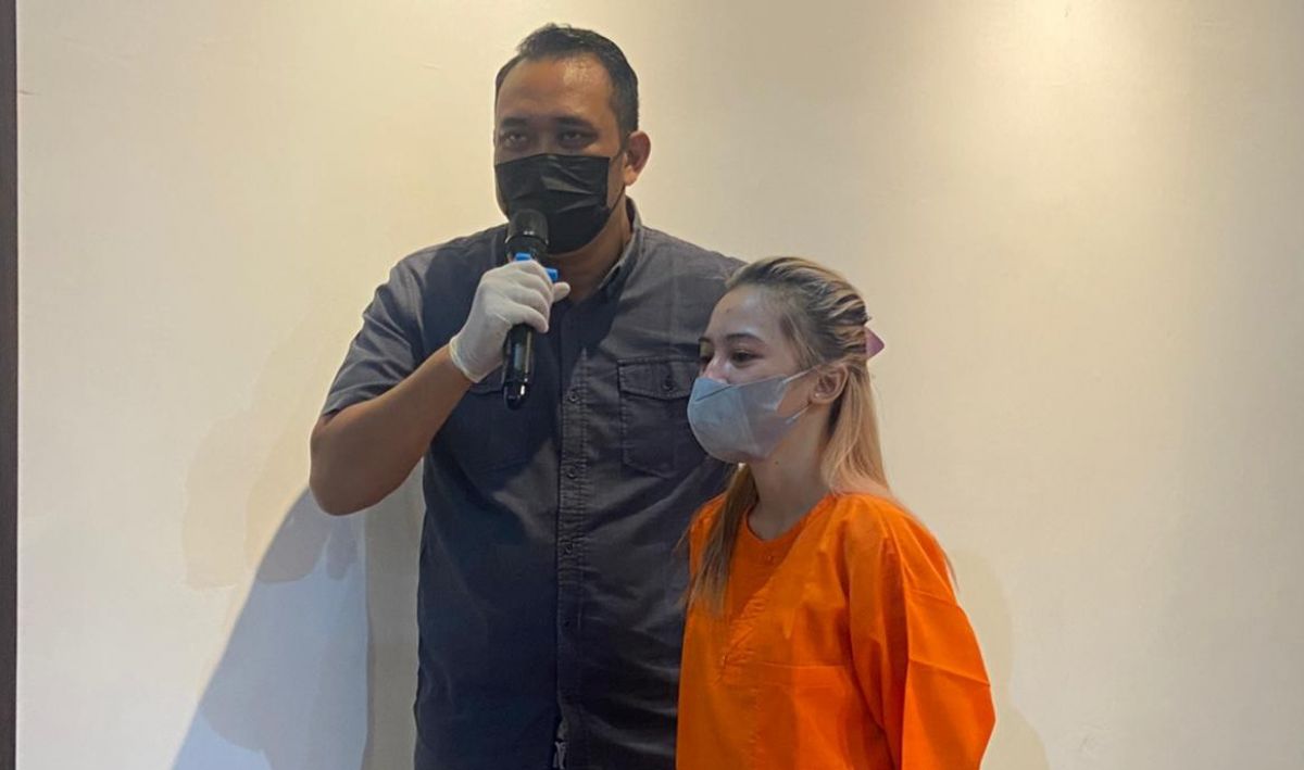 Perempuan berambut pirang pengedar pil koplo. (Foto: Mita Kusuma/jatimnow.com)