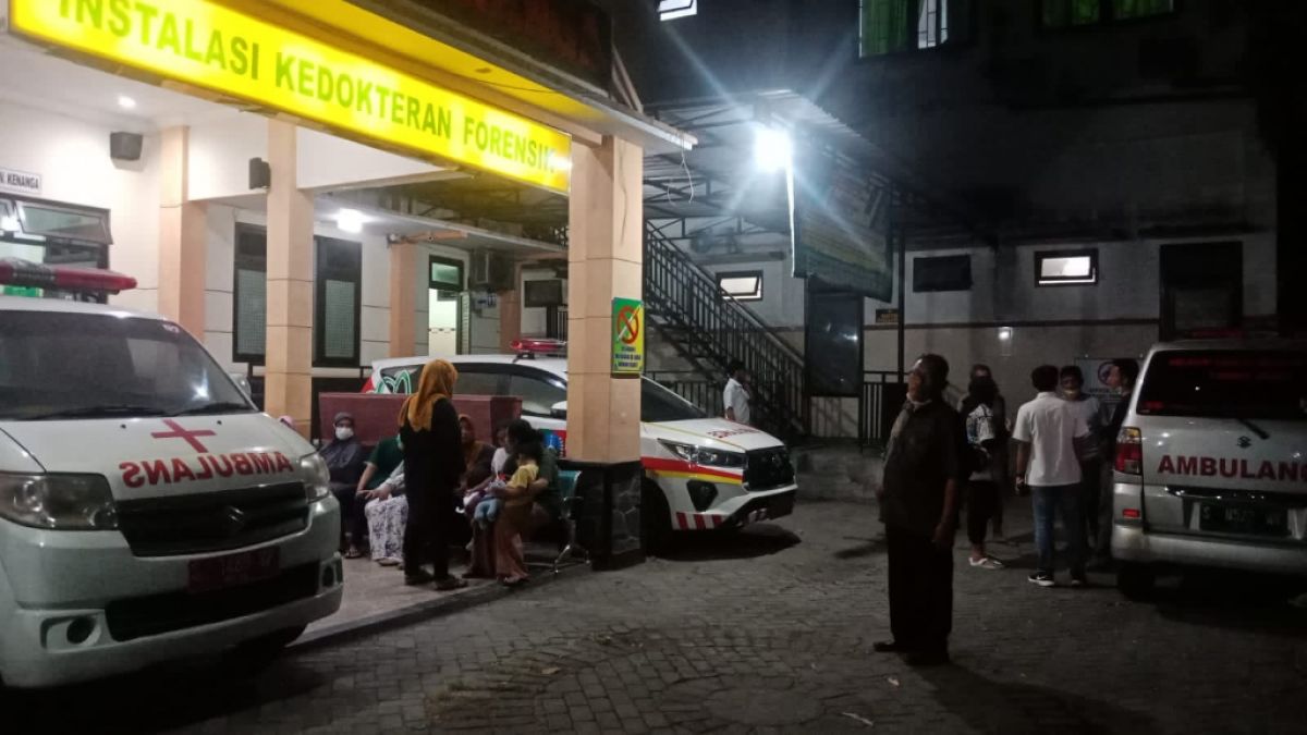 Jenazah perempuan pengedar narkoba yang tewas setelah menelan hingga memakan sabu saat dibawa ke RSUD Jombang. (Foto: Elok Aprianto/jatimnow.com).