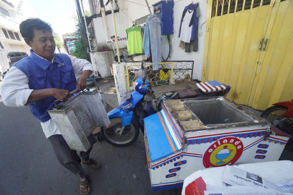 Kelezatan es krim Orlando masih bertahan hingga kini sejak tahum 70. (Foto: Zaim Ahmad/jatimnow.com)