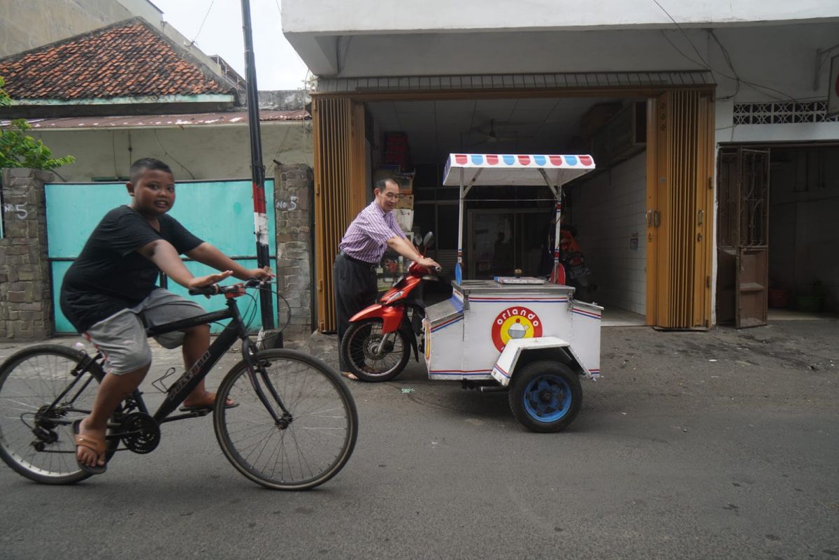 Es krim Orlando tetap optimistis bisa bertahan di tengah gempuran produsen besar. (Foto: Zain Ahmad/jatimnow.com)