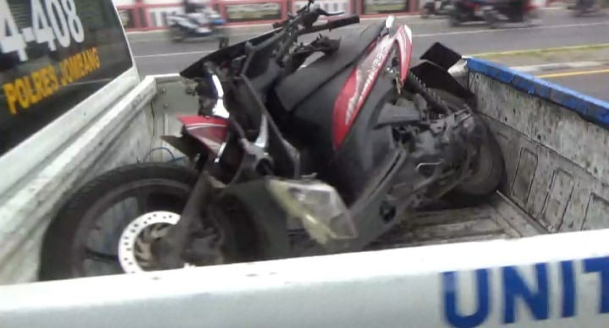 Motor milik korban yang ringsek usai tabrak bagian belakang truk Mitsubishi bermuatan ayam. (Foto: Elok Aprianto/jatimnow.com)