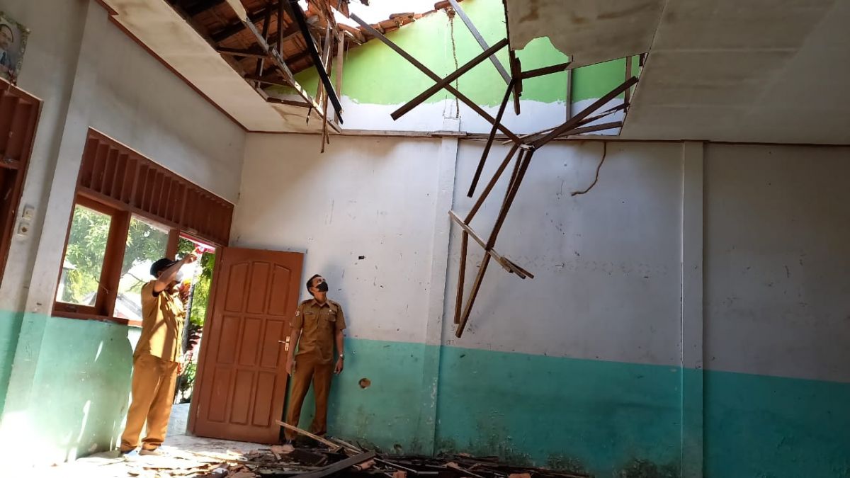 Atap salah ruangan di SDN 1 Sumuragung, Boureno, Bojonegoro yang ambrol (Foto: Misbahul Munir/jatimnow.com)