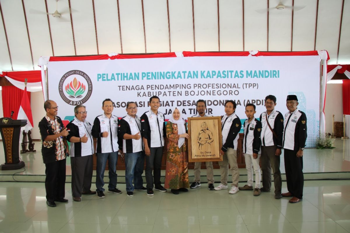Bupati Bojonegoro Anna Mu'awanah Dinobatkan Ibu Desa, Ini Alasannya