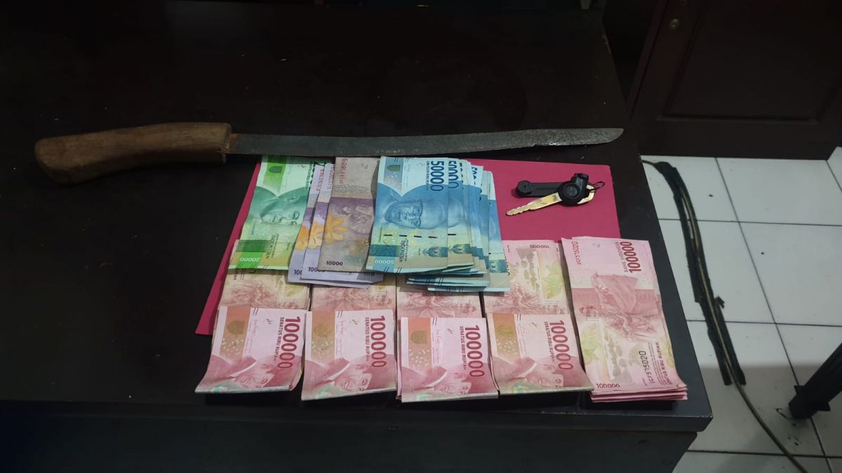 Barang bukti uang dan kunci motor yang telah diamnkan polisi. (Foto: Polsek Pandaan for jatimnow.com)