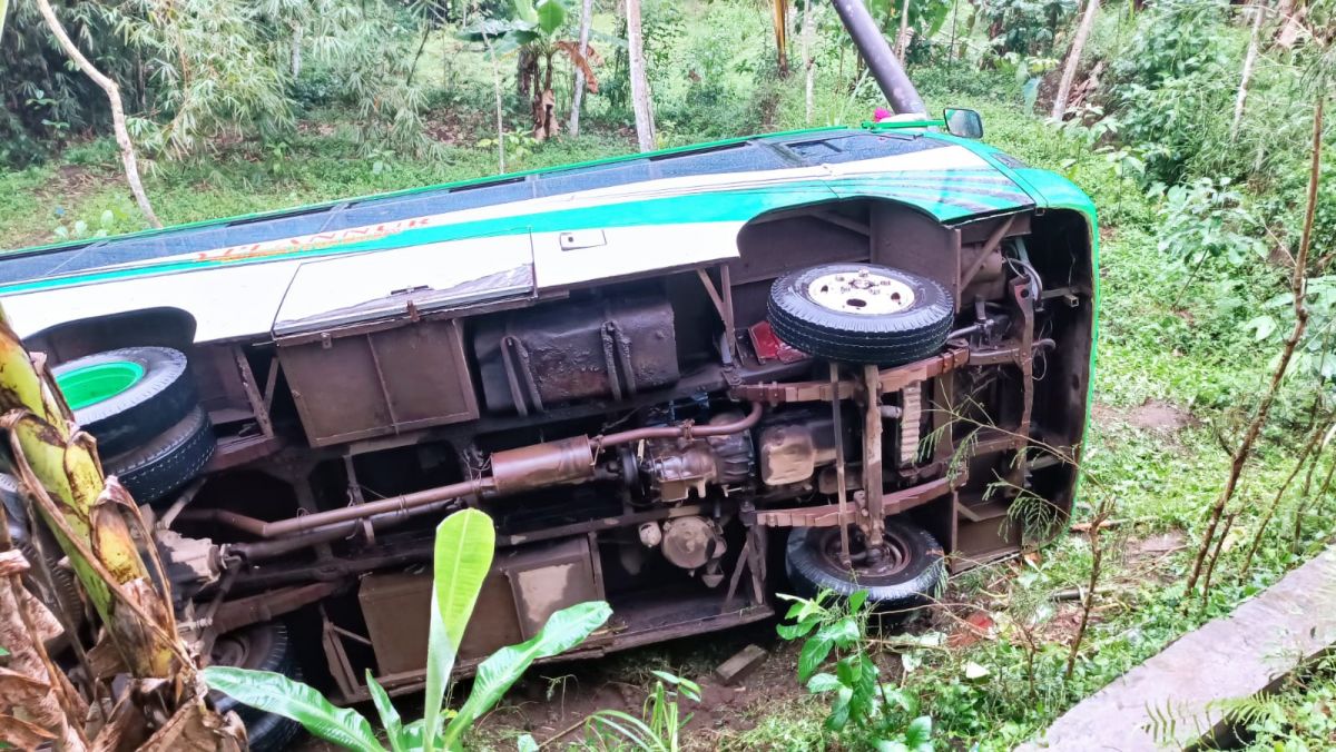 Kondisi bus yang terguling. (Foto: Rizal Adhi Pratama jatimnow.com)