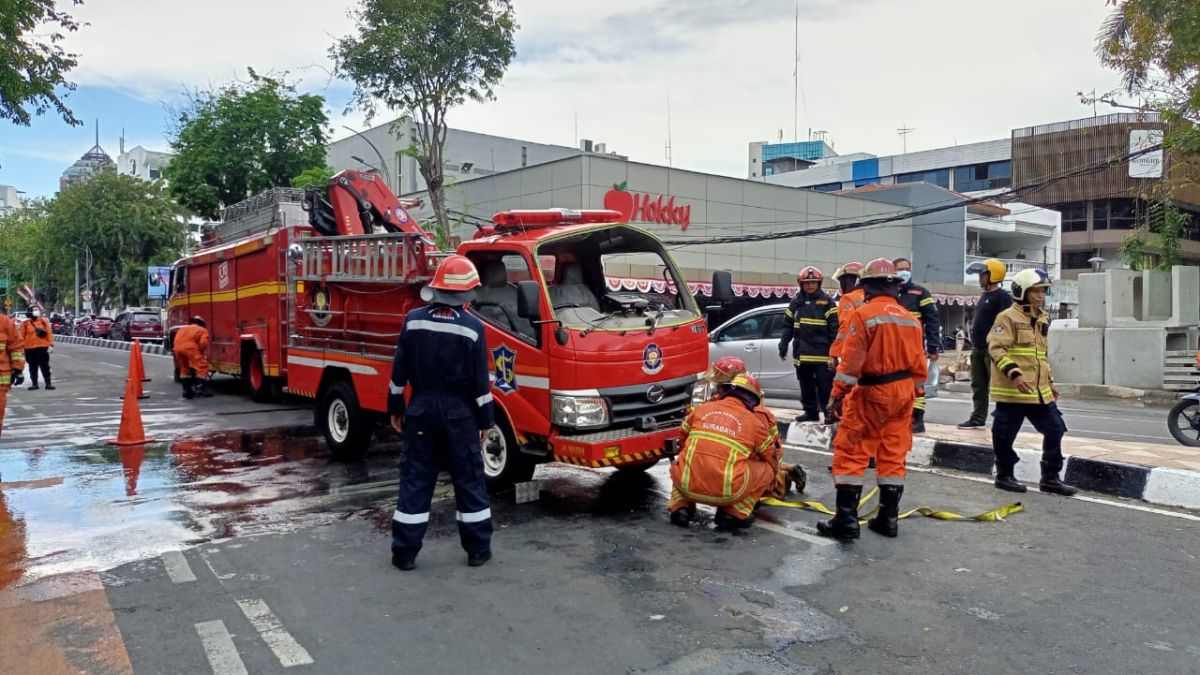 Mobil PMK Surabaya Terguling saat Hendak Bantu Padamkan Kebakaran