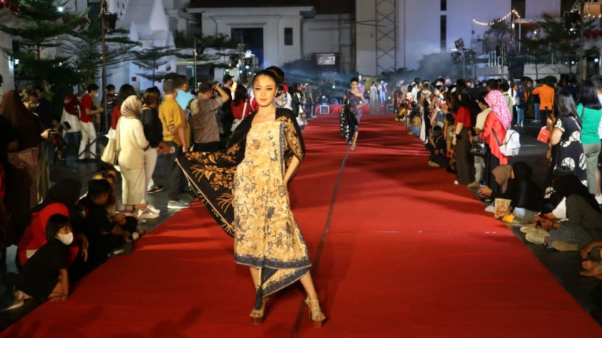 Para model saat tampil di catwalk halaman Balai Pemuda, Surabaya (Foto-foto: Fajar Mujianto/jatimnow.com)