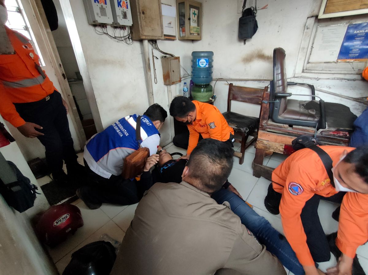 Pemotor di Surabaya Terpental 200 Meter Usai Motornya Tersambar Kereta Api