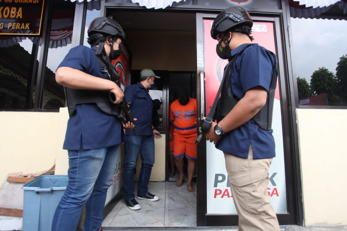 Sindikat narkoba jaringan internasional saat dikeler Tim Satresnarkoba Polres Pelabuhan Tanjung Perak Surabaya (Foto: Zain Ahmad/jatimnow.com)