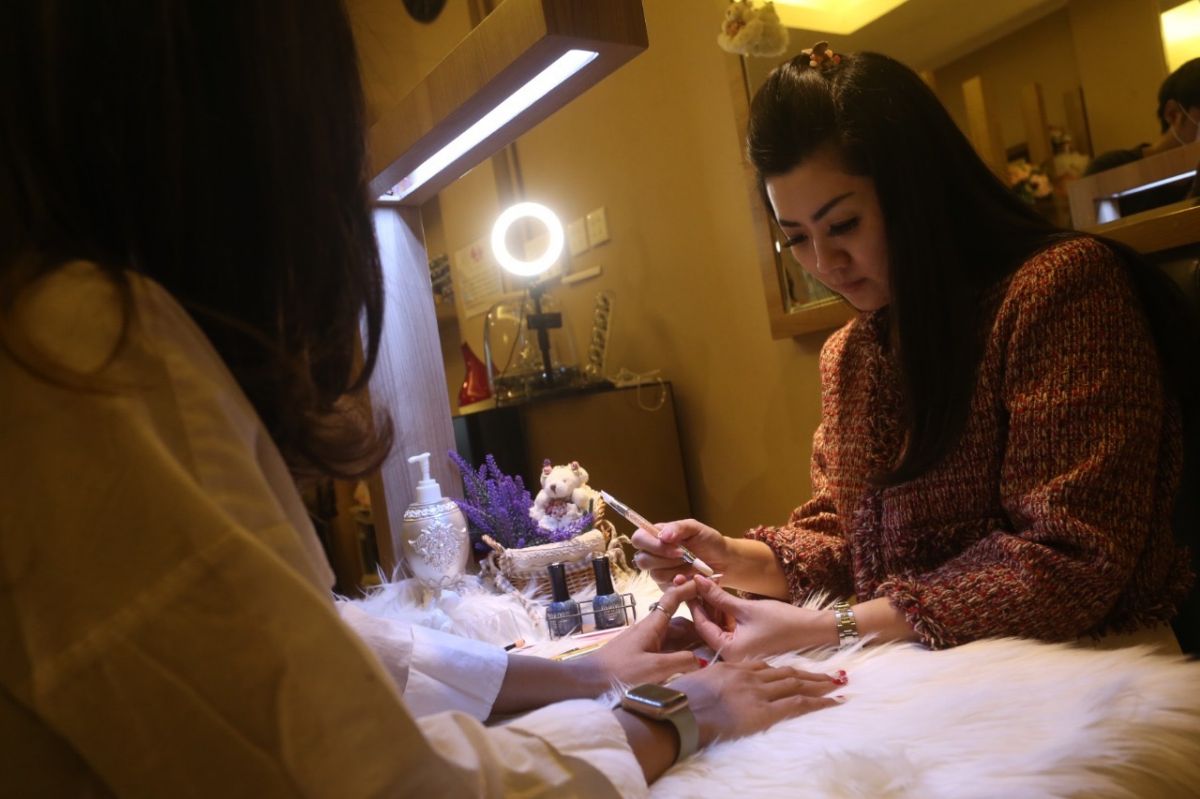 Beauty preuner kenamaan Surabaya, Yeni Ekawati sedang menghias kuku dengan nuansa batik merah putih hingga nuansa kemerdekaan Indonesia (Foto-foto: Tito/jatimnow.com)