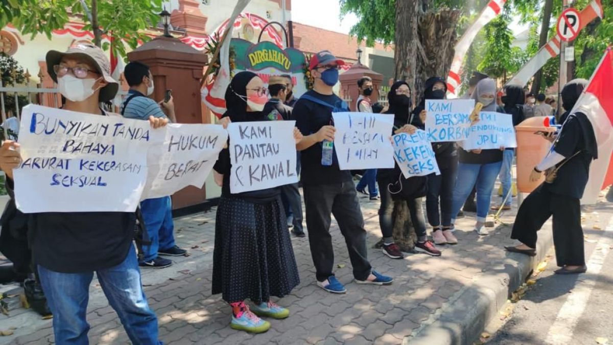 Massa Aliansi Kota Santri Lawan Kekerasan Seksual saat menggelar aksi di depan kantor PN Surabaya. (Foto: Zain Ahmad/jatimnow.com)