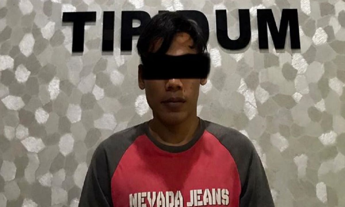 Pelaku pebobol rumah saat diamankan di Polres Mojokerto. (Foto: Satreskrim Polres Mojokerto/jatimnow.com)