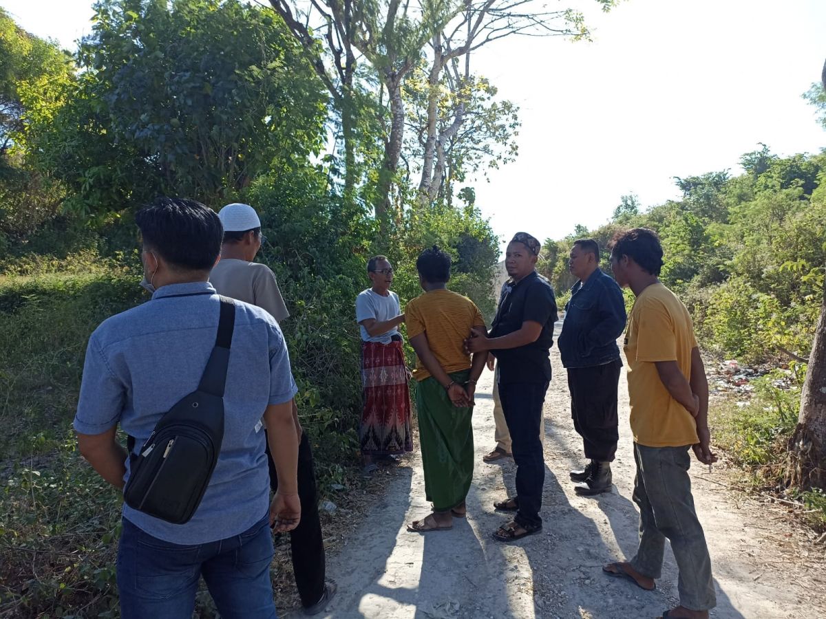 Dua orang diduga pencuri besi cor milik ponpes di Sampang diamankan (Foto: Polsek Camplong for jatimnow.com)