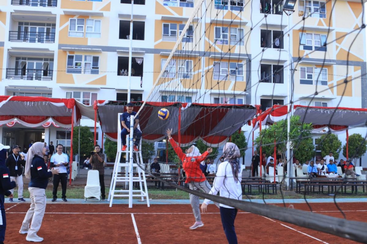 Keseruan turnamen bola voli antar OPD Pemkot Pasuruan. (Foto-foto: Kominfo Pemkot Pasuruan)